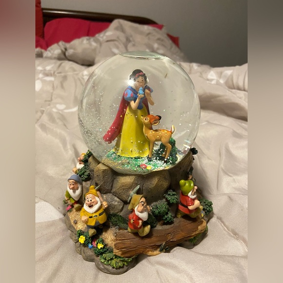 Disney Accents Disney Snow White And The Seven Dwarves Snow Globe